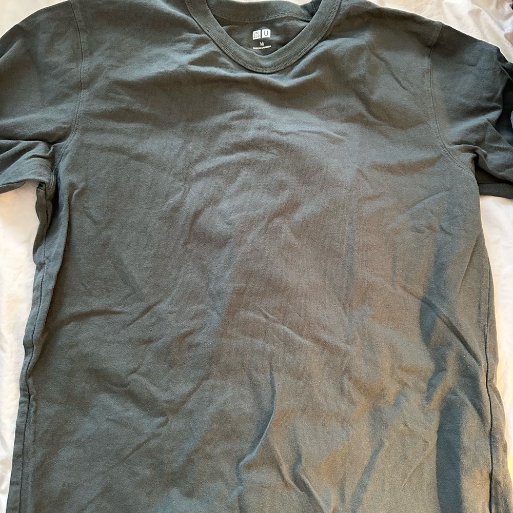 Uniqlo green t shirt men’s medium